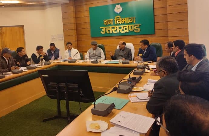 कैबिनेट मिनिस्टर सुबोध उनियाल ऋषिकेश-कर्णप्रयाग रेल लाईन के निर्माण की प्रगति और आलवेदर रोड परियोजना की समीक्षा बैठक में विधानसभा क्षेत्र के काश्तकारों की क्षति पर अधिकारियों के ढीले रवये पर बिफरे।