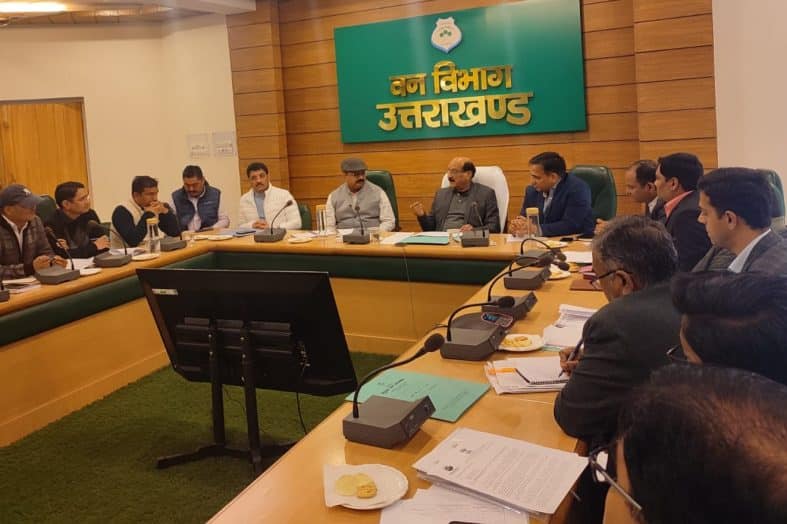 कैबिनेट मिनिस्टर सुबोध उनियाल ऋषिकेश-कर्णप्रयाग रेल लाईन के निर्माण की प्रगति और आलवेदर रोड परियोजना की समीक्षा बैठक में विधानसभा क्षेत्र के काश्तकारों की क्षति पर अधिकारियों के ढीले रवये पर बिफरे।