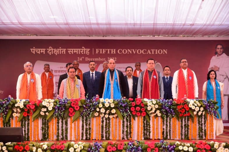 एसआरएचयू दीक्षांत समारोह में बोले रक्षामंत्री भारत अब कुछ बोलता है तो दुनिया गंभीरता के साथ सुनती ही नहीं उसका पालन भी करती है।