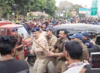 दून में बेरोजगारों का हल्ला बोल, हुआ पथराव, पुलिस ने भांजी लाठी।