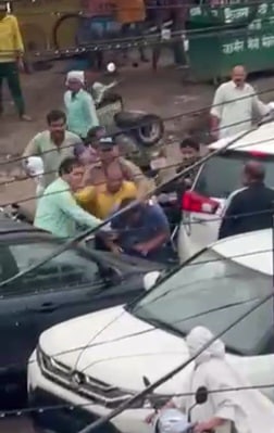 मंत्री प्रेम चंद अग्रवाल ने गनर, पीआरओ के साथ मिलकर पीटा युवक को, कहा युवक कर रहा था गलौज और हाथापाई, कुर्ता भी फाड़ा ।