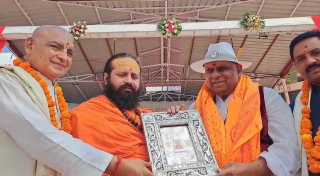 प्रसिद्ध उद्योगपति भूपेंद्र मोदी को द्वारका पीठ के शंकराचार्य सदानंद सरस्वती ने राज ऋषि की उपाधि से नवाजा, भारत को सनातन राष्ट्र बनाने के लिए संविधान में संशोधन की आवश्यकता – भूपेंद्र मोदी