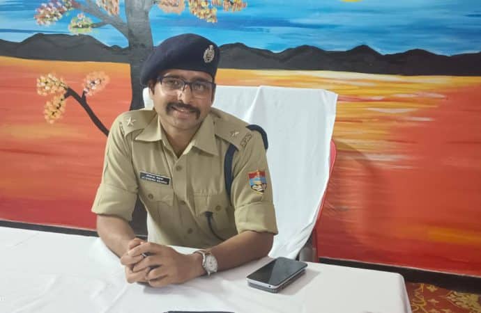 प्रशिक्षु आईपीएस जितेंद्र कुमार मेहरा बने रायवाला थाना इंचार्ज, जनप्रतिनिधियों के साथ की बैठक ।