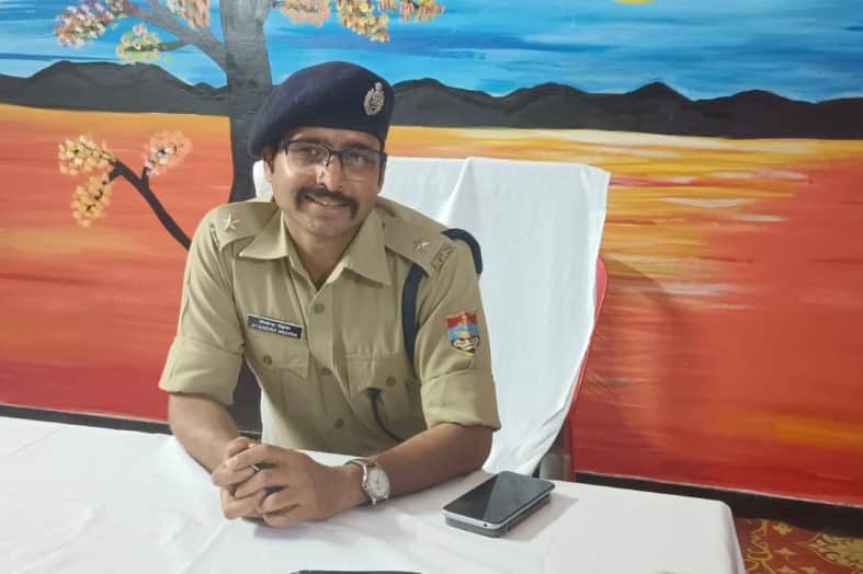 प्रशिक्षु आईपीएस जितेंद्र कुमार मेहरा बने रायवाला थाना इंचार्ज, जनप्रतिनिधियों के साथ की बैठक ।