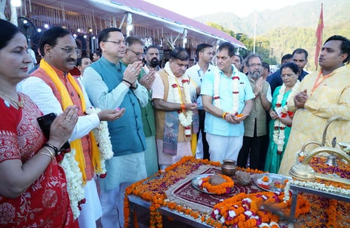 G-20 की तीसरी बैठक बीटल्स में योग और गंगा आरती के साथ संपन्न, विदेशी मेहमानों ने त्रिवेणी घाट पर किए अध्यात्म के दर्शन।