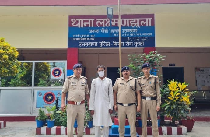 परमार्थ निकेतन के नाम पर फर्जी वेबसाइट बनाकर लोगों से लाखों की धोखाधड़ी करने वाले एक व्यक्ति को पुलिस ने किया दिल्ली से गिरफ्तार।