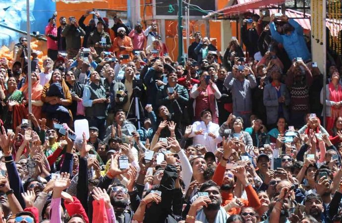 हेलिकॉप्टर से पुष्प वर्षा और जयकारों के साथ गंगोत्री-यमुनोत्री धाम के कपाट खुले।