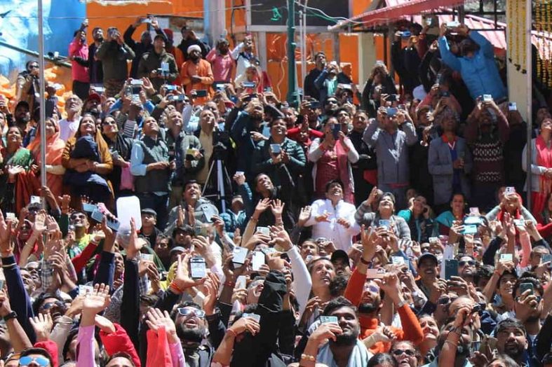 हेलिकॉप्टर से पुष्प वर्षा और जयकारों के साथ गंगोत्री-यमुनोत्री धाम के कपाट खुले।