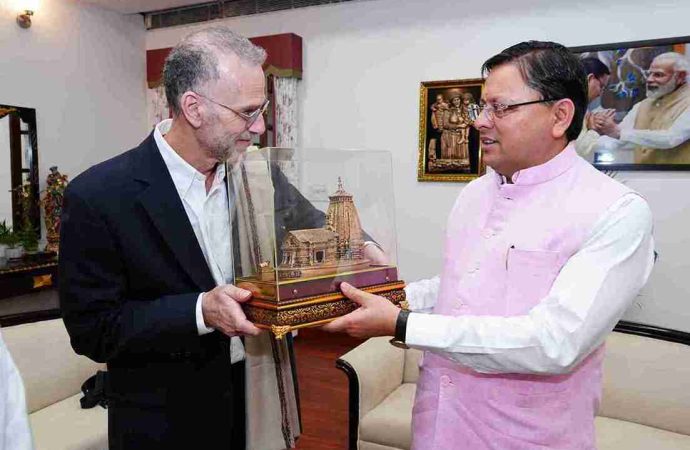 धामी ने हेस्को संस्थापक जोशी व ग्लिकमैन से GEP व पर्यावरण संतुलन पर विचार-विमर्श