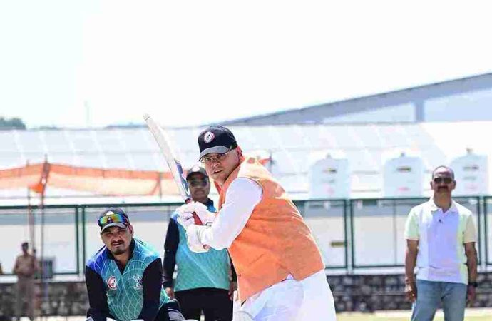 मुख्यमंत्री ने उत्तरांचल प्रेस क्लब द्वारा आयोजित इंटर क्रिकेट टूर्नामेंट में क्रिकेट खेलकर शुभारंभ किया।