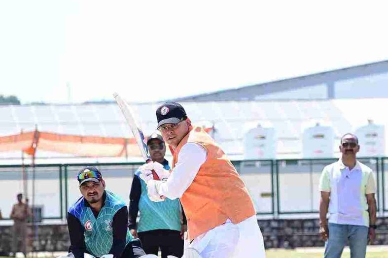 मुख्यमंत्री ने उत्तरांचल प्रेस क्लब द्वारा आयोजित इंटर क्रिकेट टूर्नामेंट में क्रिकेट खेलकर शुभारंभ किया।