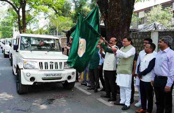 वन अपराधों की निगरानी को मिलेगी रफ्तार, सीएम धामी ने कैंपा योजना के 23 वाहन किए रवाना
