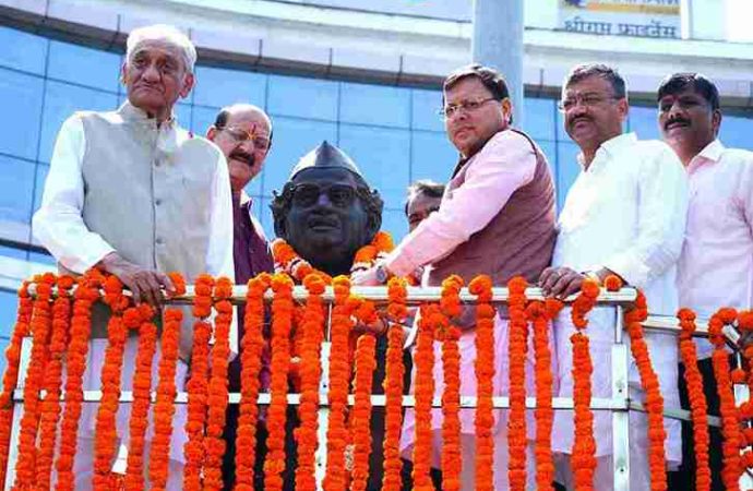मुख्यमंत्री धामी ने हेमवती नंदन बहुगुणा की जयंती पर माल्यार्पण कर किया भावपूर्ण स्मरण