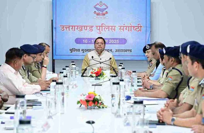 सीएम धामी ने विदेशी घुसपैठियों के खिलाफ प्रशासन के साथ मिलकर एक व्यापक ड्राइव चलाकर तत्काल कठोर कार्यवाही के निर्देश दिए