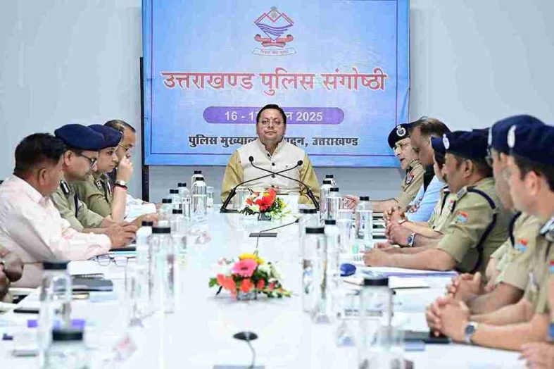 सीएम धामी ने विदेशी घुसपैठियों के खिलाफ प्रशासन के साथ मिलकर एक व्यापक ड्राइव चलाकर तत्काल कठोर कार्यवाही के निर्देश दिए