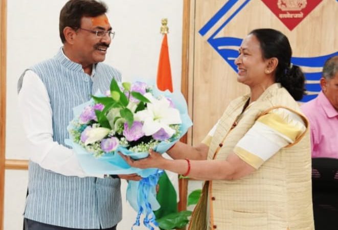 नवनियुक्त मुख्य सचिव श्री आनन्द बर्द्धन ने पदभार ग्रहण किया