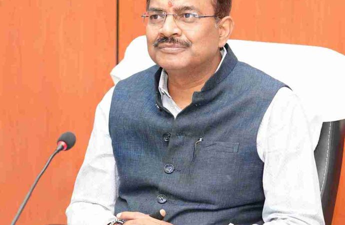 मुख्य सचिव आनन्द बर्द्धन ने आपदा प्रबंधन विभाग की समीक्षा की
