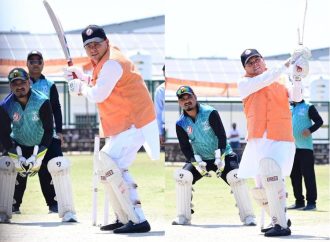 धाकड़ धामी ने धाकड़ बल्लेबाजी कर इंटर क्रिकेट टूर्नामेंट का किया शुभारंभ, खेल सामग्री के लिए पांच लाख की घोषणा