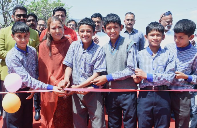 पानी की खाली बोतलों से बना डाली बेंच, खेल मंत्री ने किया लोकार्पण