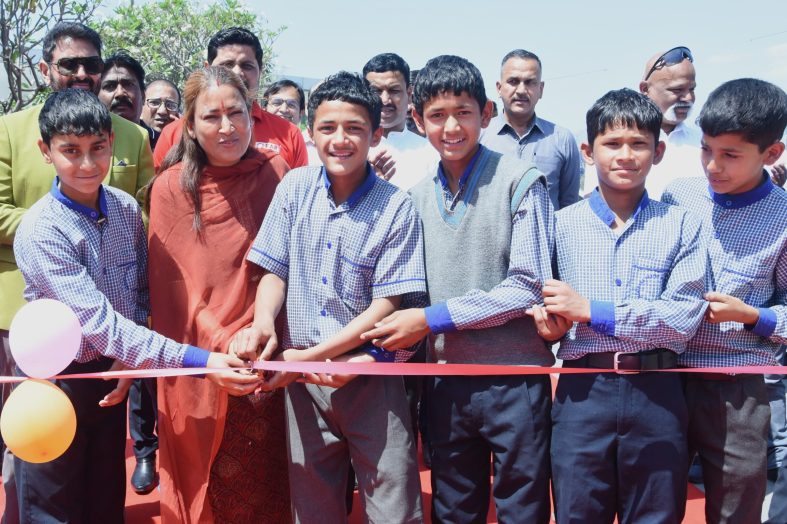 पानी की खाली बोतलों से बना डाली बेंच, खेल मंत्री ने किया लोकार्पण