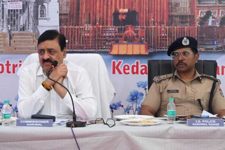 गढ़वाल आयुक्त विनय शंकर पांडेय ने ली चारधाम यात्रा व्यवस्थाओं की समीक्षा बैठक, यात्रा रूट पर सड़क सुधारीकरण कार्यो को प्रत्येक दशा में 25 अप्रैल तक पूर्ण करने के दिए निर्देश।