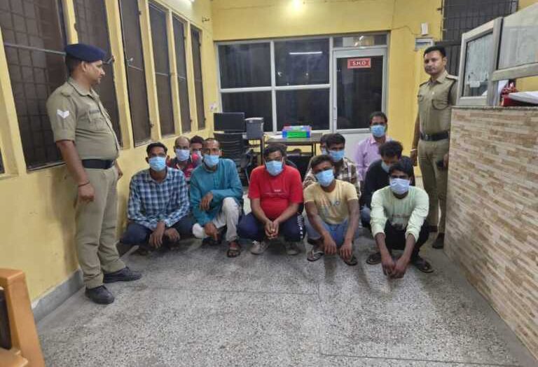 “दून पुलिस का सख्त एक्शन: शराबियों की बारात थाने तक, 12 हवालात में, ₹80,250 जुर्माना वसूला!”