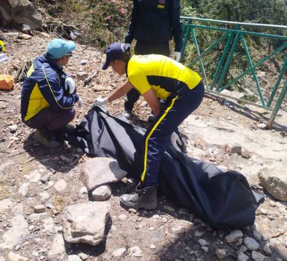 श्री केदारनाथ घाटी – छोटी लिनचोली के पास शव दिखाई देने पर एसडीआरएफ ने किया बरामद।