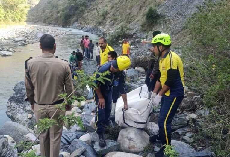 उत्तरकाशी: चामी के पास वाहन दुर्घटनाग्रस्त, SDRF ने 3 शव किए बरामद