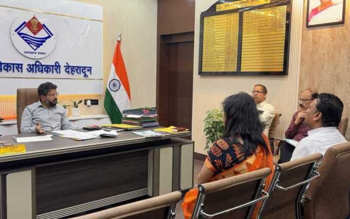 स्कूलों में अनियमितता की शिकायत, डीएम के निर्देशों पर जांच जारी।