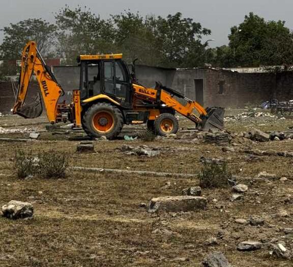 MDDA ने कर डाली ये बड़ी कार्यवाई, सीलकुई और हर्बर्टपुर में 55 बीघा अनाधिकृत प्लॉटिंग ध्वस्त