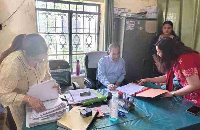 महारजिस्ट्रार नारायण ने डोईवाला CHC में जन्म-मृत्यु पंजीकरण का निरीक्षण