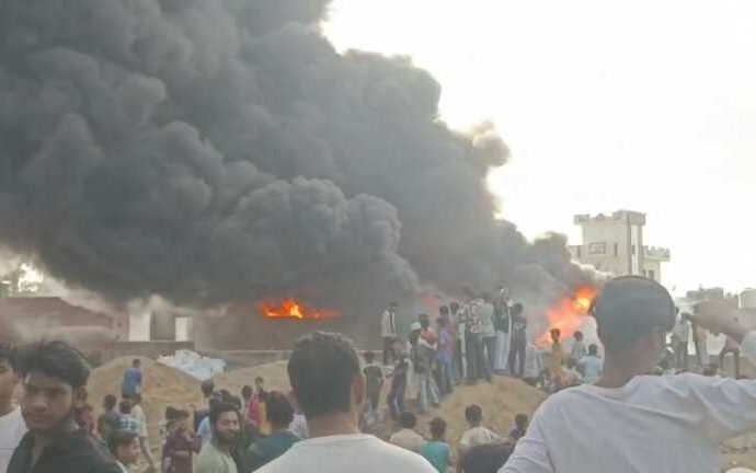 रिहायशी इलाके में भड़की भीषण आग, प्लास्टिक और चमड़े के गोदाम में लगी आग से मचा हड़कंप।