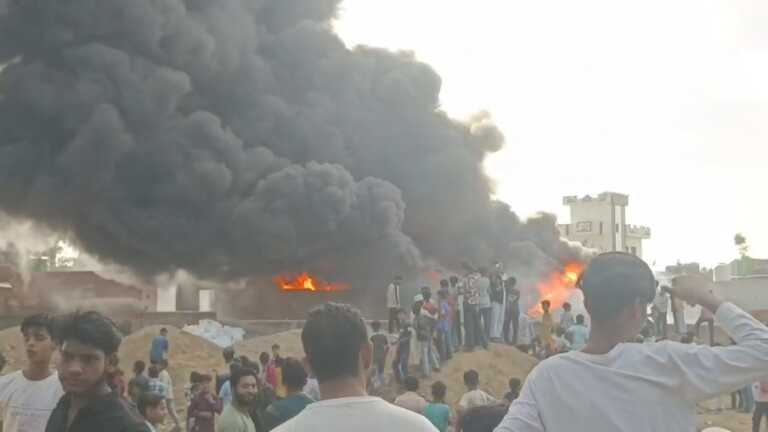रिहायशी इलाके में भड़की भीषण आग, प्लास्टिक और चमड़े के गोदाम में लगी आग से मचा हड़कंप।