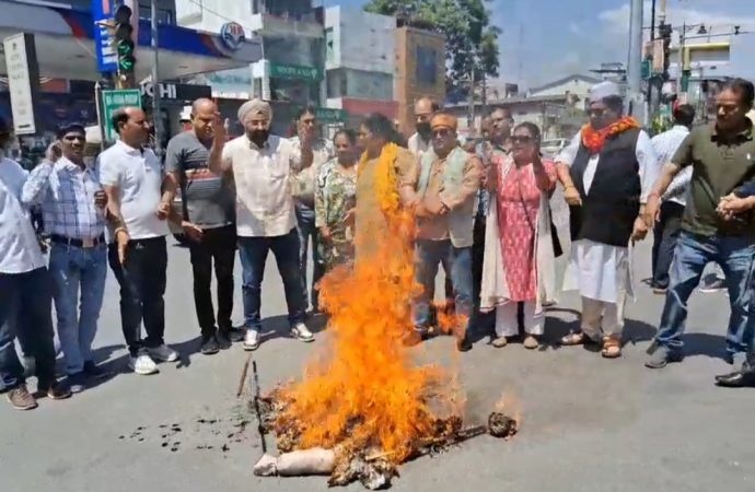 मंहगाई के विरोध में सड़कों पर उतरी उत्तराखंड कांग्रेस, केंद्र और राज्य सरकार का किया पुतला दहन