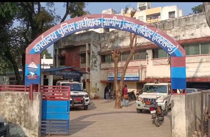 बेटे ने पिता पर फावड़े से ताबड़तोड़ वार कर मार डाला, ईंट पथाई जल्दी करने की बात कहने से था नाराज