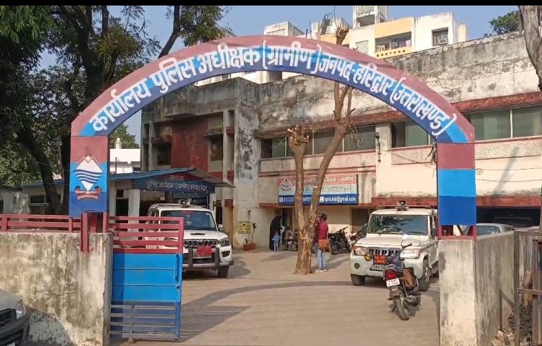 बेटे ने पिता पर फावड़े से ताबड़तोड़ वार कर मार डाला, ईंट पथाई जल्दी करने की बात कहने से था नाराज