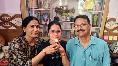 बोर्ड टॉपर अनुष्का ने जेईई मेंस में भी मारी बाजी, शिक्षा मंत्री का फोन आया तो खुशी से झूम उठी