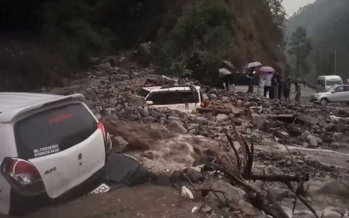 थराली में भारी बारिश का कहर: उफनाई नदियां, मलबे में दबी गाड़ियां