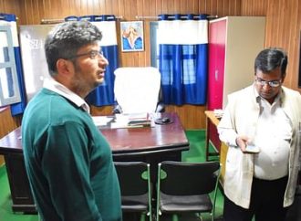 चमेाली : डीएम ने किया औचक निरीक्षण, कार्यालय से नदारद मिले जिला आबकारी अधिकारी, सर्विस ब्रेक के साथ रोका वेतन