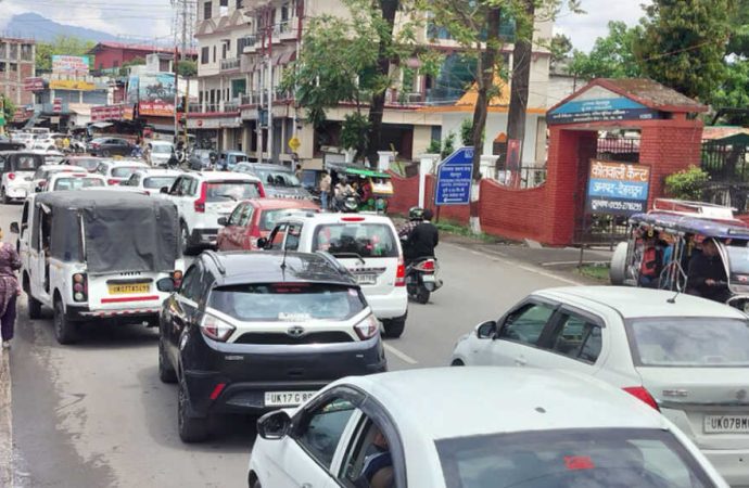 देहरादून के गुच्चुपानी में एक दिन में पहुंच गए 7000 सैलानी, गढ़ी-कैंट से लगा जाम; लोग परेशान