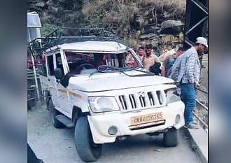 पुल की रेलिंग से टकराया यूटिलिटी वाहन, शीशा तोड़कर सड़क पर गिरे लोग, पिता-पुत्र की मौत, 20 जख्मी