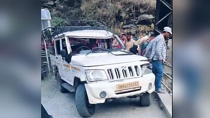 पुल की रेलिंग से टकराया यूटिलिटी वाहन, शीशा तोड़कर सड़क पर गिरे लोग, पिता-पुत्र की मौत, 20 जख्मी