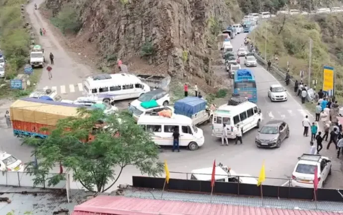 सिरोबगड़ स्लाइडिंग जोन सक्रिय, मलबा आने से चार घंटे रहा बंद रहा बद्रीनाथ हाईवे; चारधाम यात्री परेशान