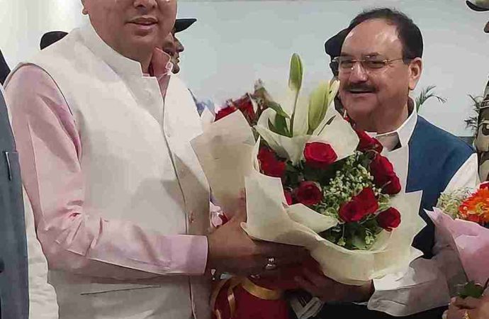 सीएम धामी ने जे. पी. नड्डा का जौलीग्रांट एयरपोर्ट पर किया स्वागत, भेंट किए हाउस ऑफ हिमालयाज उत्पाद