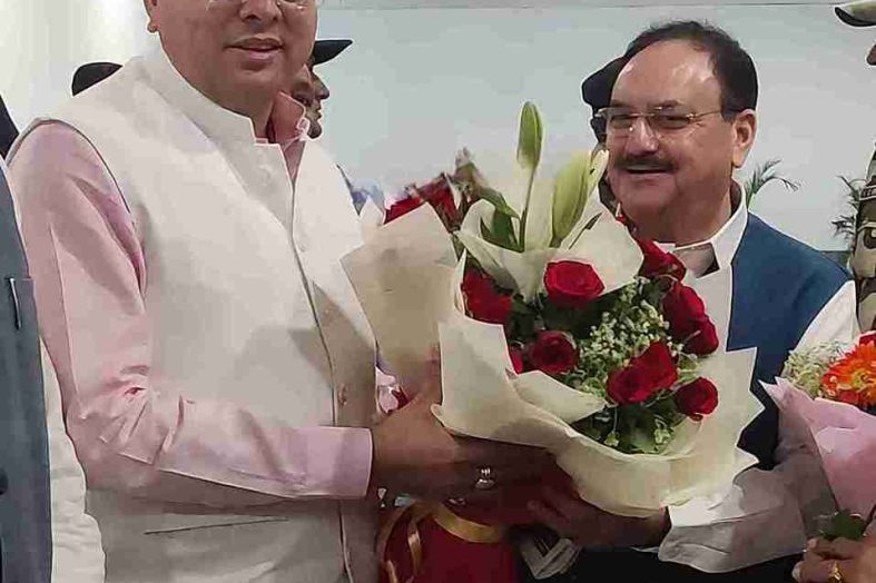सीएम धामी ने जे. पी. नड्डा का जौलीग्रांट एयरपोर्ट पर किया स्वागत, भेंट किए हाउस ऑफ हिमालयाज उत्पाद