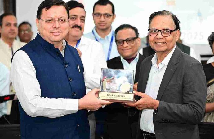 धामी ने वित्त आयोग से पर्यावरणीय संघवाद व वन अनुदान बढ़ाने का अनुरोध किया