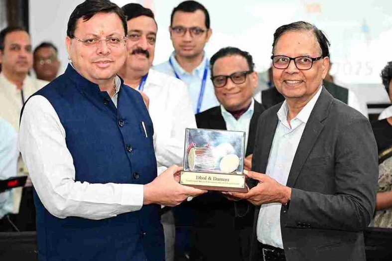 धामी ने वित्त आयोग से पर्यावरणीय संघवाद व वन अनुदान बढ़ाने का अनुरोध किया