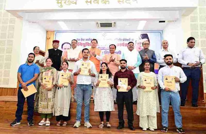 मुख्यमंत्री धामी ने विभिन्न पदों पर नियुक्त 139 अभ्यर्थियों को नियुक्ति पत्र वितरित किए।