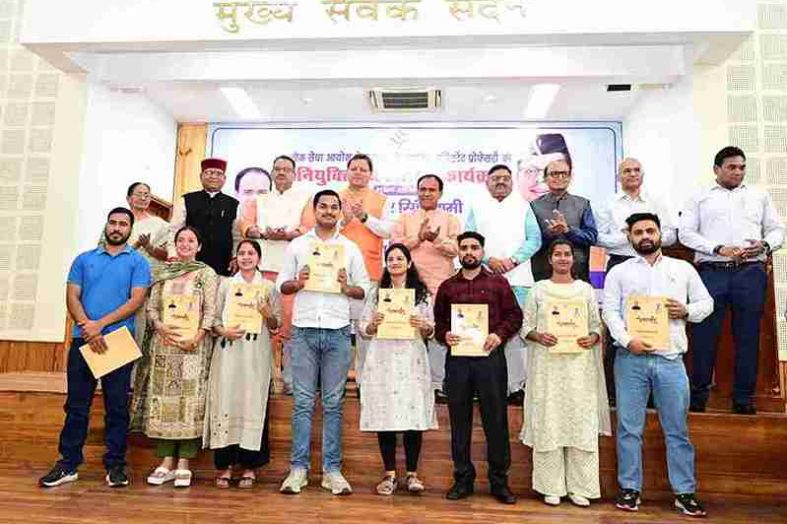 मुख्यमंत्री धामी ने विभिन्न पदों पर नियुक्त 139 अभ्यर्थियों को नियुक्ति पत्र वितरित किए।