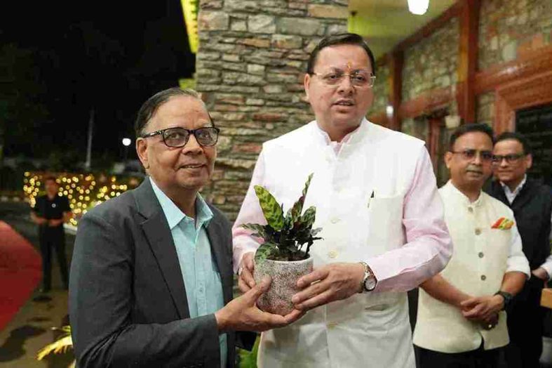 सीएम धामी ने 16वें वित्त आयोग अध्यक्ष अरविंद पनगढ़िया का किया स्वागत